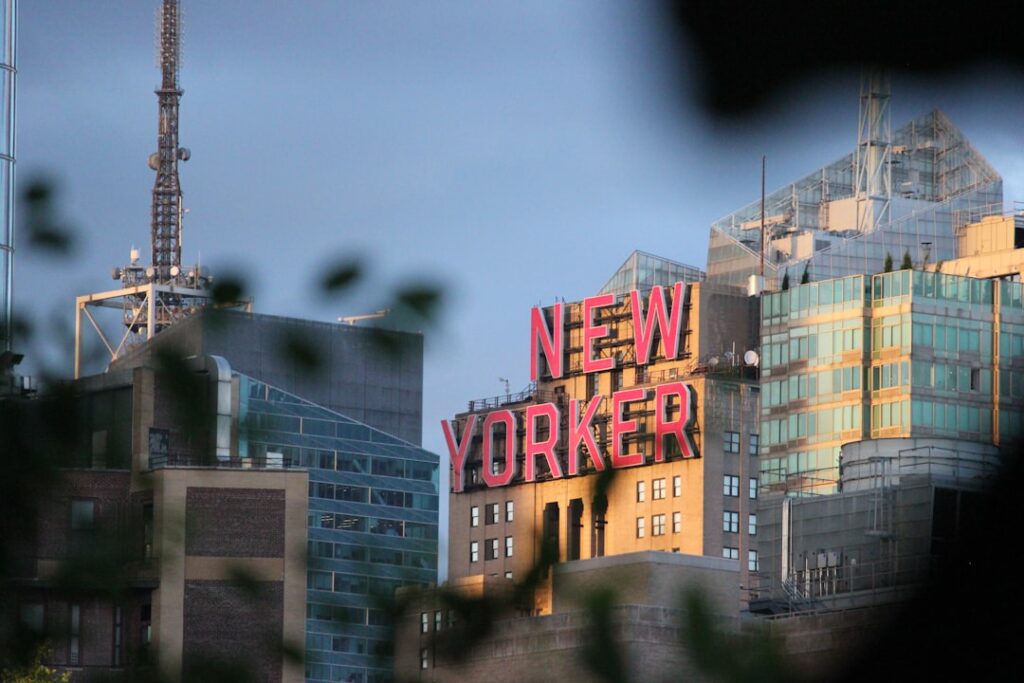 NYC Entry-Level Tech Jobs Fell 49% — Where AI Is Hiring — Money no Sofá